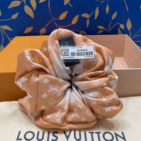 Louis Vuitton Monogram Gradient Mist Scrunchy By The Pool - Picture 3 of 6
